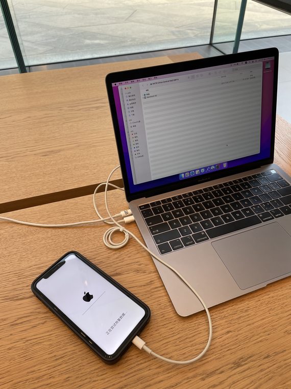 Courtside 02 / Desk with laptop and phone