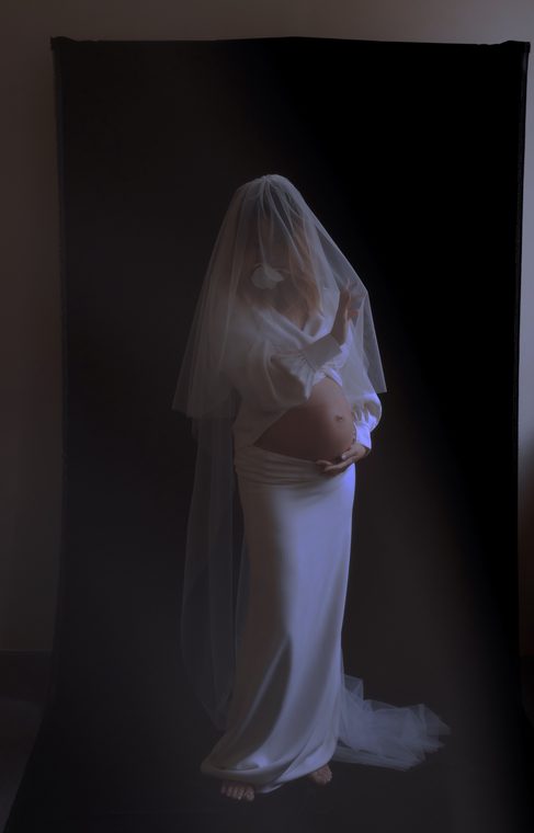 Courtside 14 / Veiled figure in dark light