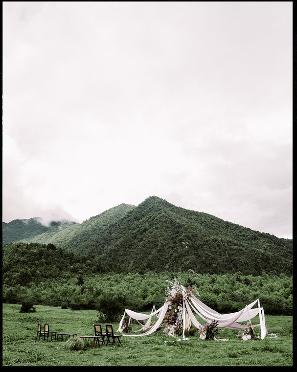 Courtside 16 / Small wedding ceremony in a mountain landscape
