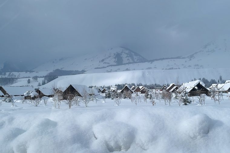 Courtside 19 / Snow village in Xinjiang