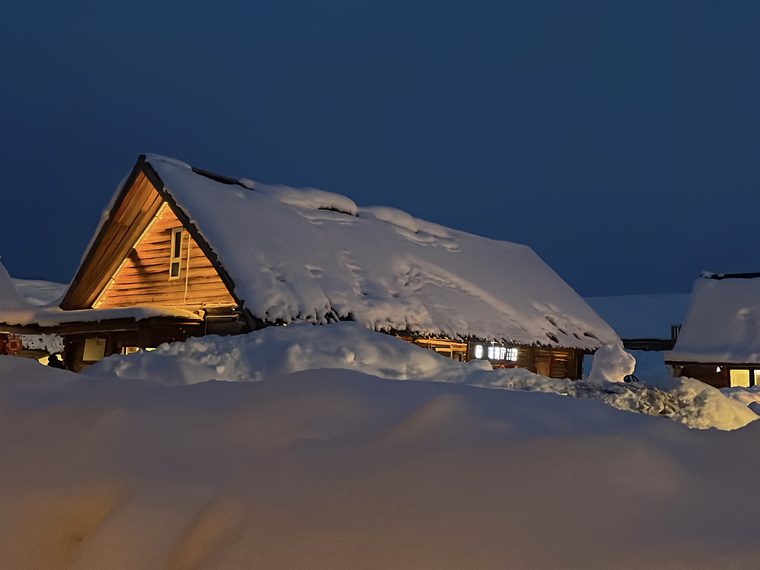 Courtside 20 / Snow-covered house at dusk