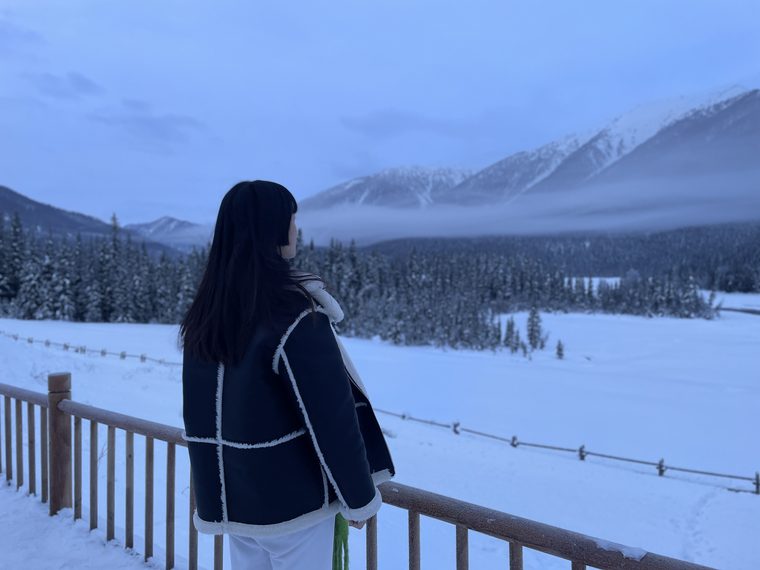 Courtside 22 / Figure facing a snowy Xinjiang view
