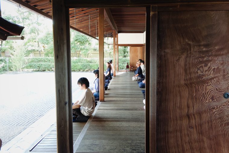 Threshold 10 / Veranda Pause