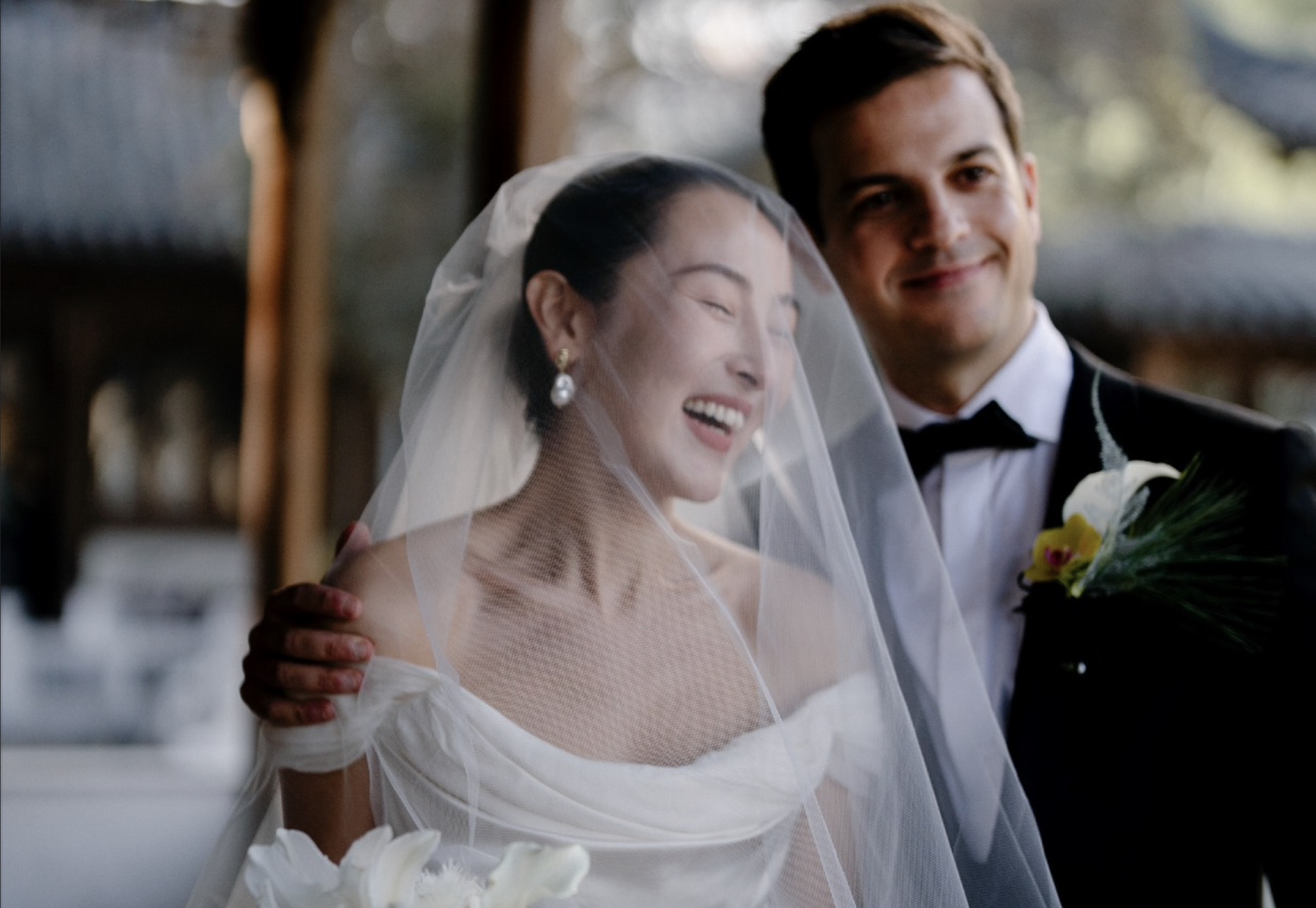 新娘头纱下的婚礼肖像