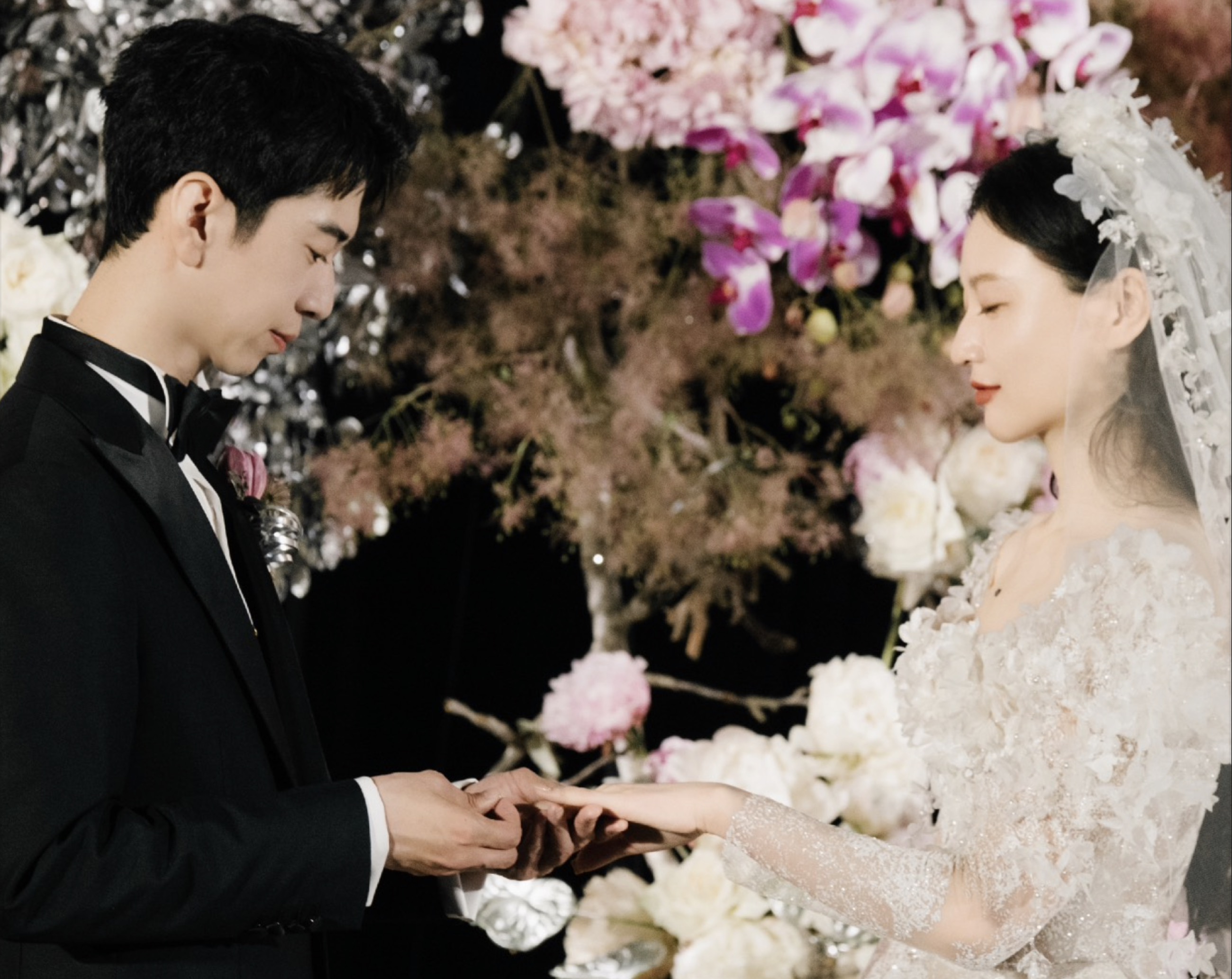 婚礼仪式交换戒指瞬间