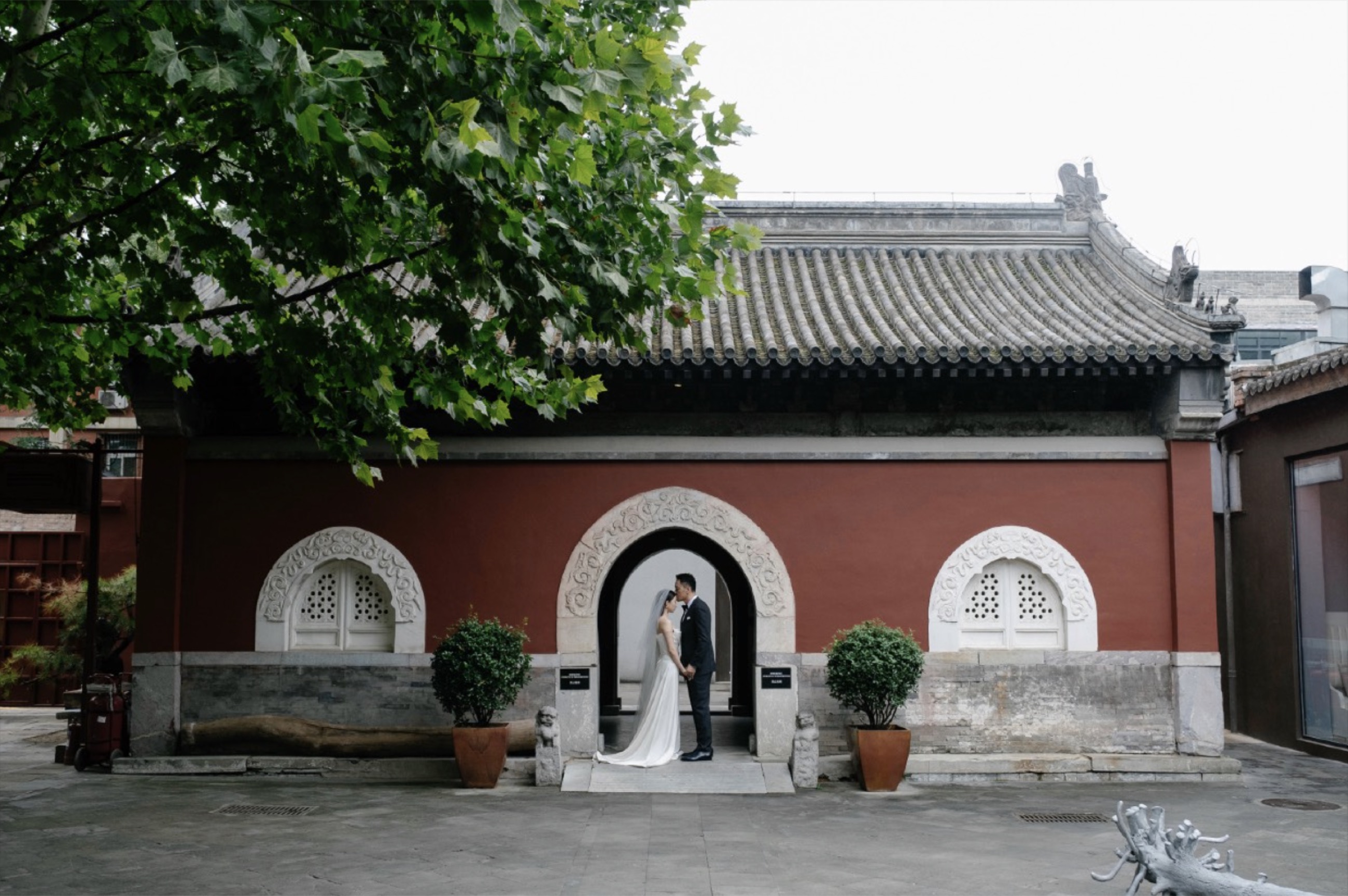 庭院建筑中的婚礼合影